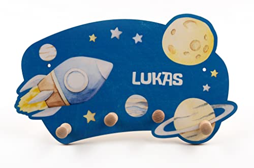 Personalisierte Kindergarderobe 'Weltall' aus Birkenholz mit vier Kleiderhaken. Garderobe für Kinder mit Wunschnamen, Motiv Weltraum, Mond, Rakete, Planeten, Sterne, Maße ca. 35 x 21 cm